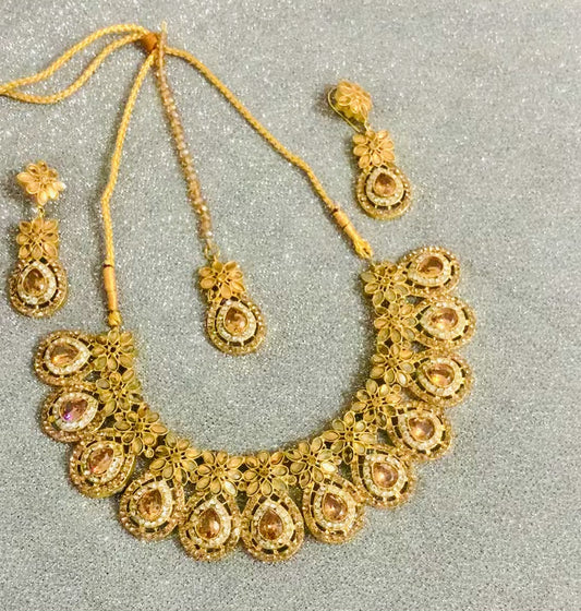 Golden Exquisite Jewellery set (3 piece) Necklace, Earrings and Tika